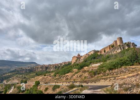 La ville médiévale de Cantavieja se dresse majestueusement sur une falaise abrupte, avec ses maisons en pierre et ses fortifications s'étendant le long du bord, créant un dr. Banque D'Images