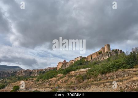 La ville médiévale de Cantavieja se dresse majestueusement sur une falaise abrupte, avec ses maisons en pierre et ses fortifications s'étendant le long du bord, créant un dr. Banque D'Images