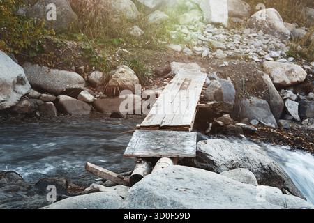 Pont de bois sur la petite rivière. Photo horizontale Banque D'Images