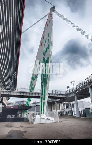 TURIN, ITALIE - 12 NOVEMBRE 2024 : architecture moderne du stade Juventus Allianz de Turin, Italie, avec son pylône nord caractéristique Banque D'Images