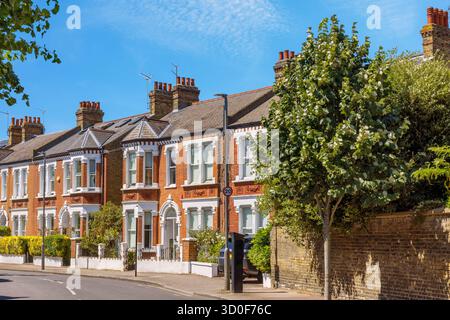 Maisons traditionnelles en terrasse de briques à Londres. Angleterre Banque D'Images