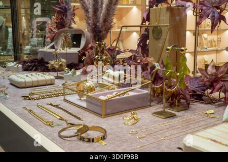 Exposition de bijoux sur un fond violet. Les bijoux sont disposés sur la table et comprennent des colliers, des bracelets et des boucles d'oreilles. 10/15/2025 Banque D'Images