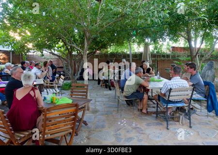 Invités à un concert au café Ongwari à Omaruru, région d'Erongo, Namibie Banque D'Images