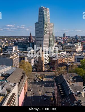 Vue aérienne des gratte-ciels élégants et modernes et la tour historique de l'église de la paix perce l'horizon, contrastant ancien et nouveau, Francfort-sur-le-main, Hesse, Allemagne. Banque D'Images