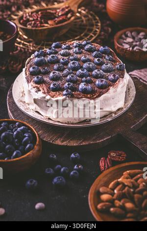 Gâteau maison aux noix sans gluten et au chocolat avec fromage à la crème et bleuets frais Banque D'Images