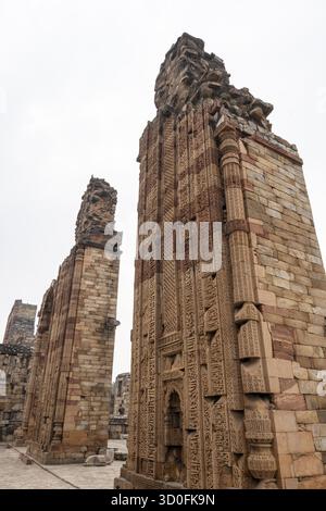 Diverses ruines et vestiges du complexe qutub minar à New delhi, en inde Banque D'Images