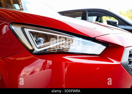 Nouvelle unité de phare de voiture moderne. Gros plan, photo détaillée, personne Banque D'Images