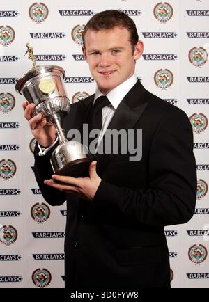 SOUS EMBARGO À 0001 VENDREDI 24 OCTOBRE. Photo du dossier datée du 23/04/06 de l'attaquant Wayne Rooney de Manchester United et de l'Angleterre détient le trophée du joueur de l'année des jeunes joueurs de la PFA. Wayne Rooney fête son 40e anniversaire vendredi. L’entrée à couper le souffle de l’attaquant avec Everton se sentira comme il y a cinq minutes pour certains, mais le meilleur buteur de tous les temps de Manchester United et le joueur masculin de terrain le plus cappé d’Angleterre entre dans sa date d’émission des années 40 : jeudi 23 octobre 2025. Banque D'Images