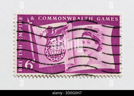 Timbres-poste du Royaume-Uni, 6ème Empire britannique et Commonwealth, drapeau avec emblème de l'Empire britannique et des Jeux du Commonwealth, couleur rouge lilas, 1958 Banque D'Images