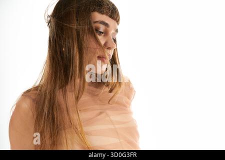 Belle jeune femme présente une tenue élégante et la beauté naturelle dans un cadre lumineux. Banque D'Images