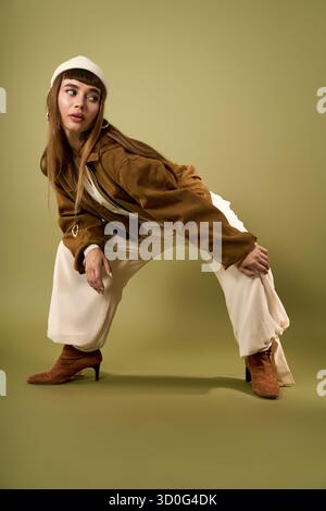 Une jeune jolie femme prend une pose à la mode, mettant en valeur son style unique et son élégance. Banque D'Images