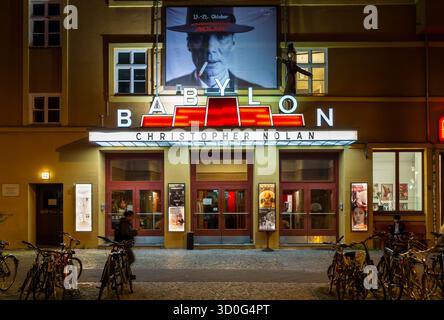 Vue nocturne du cinéma Babylon illuminé (Kino Babylon) à Berlin, Allemagne. Banque D'Images