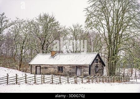 croft en bois avec une clôture dans un paysage enneigé Banque D'Images