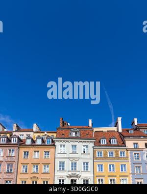Façades colorées et toits carrelés de vieilles maisons de ville sur la place du marché de la vieille ville (Rynek Starego Miasta) à Varsovie, Pologne, avec un ciel bleu. Banque D'Images
