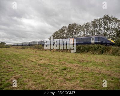 Teynham, Kent, Royaume-Uni. 23 octobre 2025. Le train à vapeur Clan Line a vu passer Teynham dans le Kent en route vers Douvres cet après-midi malgré les vents violents de la tempête Benjamin. Crédit : James Bell/Alamy Live News Banque D'Images