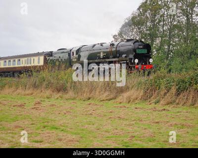 Teynham, Kent, Royaume-Uni. 23 octobre 2025. Le train à vapeur Clan Line a vu passer Teynham dans le Kent en route vers Douvres cet après-midi malgré les vents violents de la tempête Benjamin. Crédit : James Bell/Alamy Live News Banque D'Images