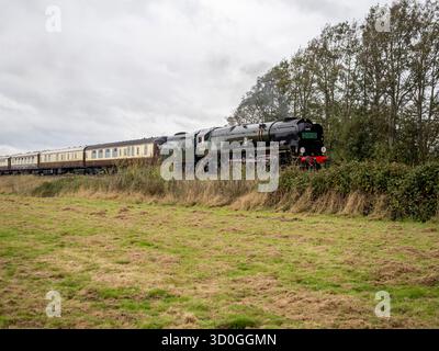 Teynham, Kent, Royaume-Uni. 23 octobre 2025. Le train à vapeur Clan Line a vu passer Teynham dans le Kent en route vers Douvres cet après-midi malgré les vents violents de la tempête Benjamin. Crédit : James Bell/Alamy Live News Banque D'Images