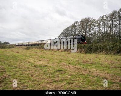 Teynham, Kent, Royaume-Uni. 23 octobre 2025. Le train à vapeur Clan Line a vu passer Teynham dans le Kent en route vers Douvres cet après-midi malgré les vents violents de la tempête Benjamin. Crédit : James Bell/Alamy Live News Banque D'Images