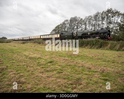 Teynham, Kent, Royaume-Uni. 23 octobre 2025. Le train à vapeur Clan Line a vu passer Teynham dans le Kent en route vers Douvres cet après-midi malgré les vents violents de la tempête Benjamin. Crédit : James Bell/Alamy Live News Banque D'Images