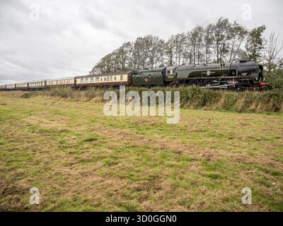 Teynham, Kent, Royaume-Uni. 23 octobre 2025. Le train à vapeur Clan Line a vu passer Teynham dans le Kent en route vers Douvres cet après-midi malgré les vents violents de la tempête Benjamin. Crédit : James Bell/Alamy Live News Banque D'Images