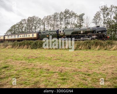 Teynham, Kent, Royaume-Uni. 23 octobre 2025. Le train à vapeur Clan Line a vu passer Teynham dans le Kent en route vers Douvres cet après-midi malgré les vents violents de la tempête Benjamin. Crédit : James Bell/Alamy Live News Banque D'Images