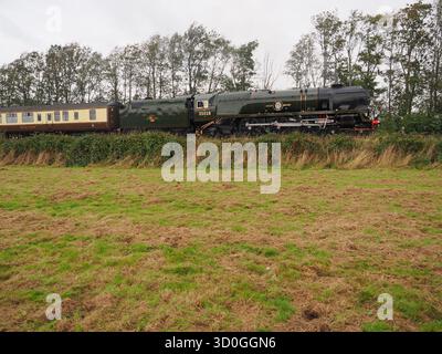 Teynham, Kent, Royaume-Uni. 23 octobre 2025. Le train à vapeur Clan Line a vu passer Teynham dans le Kent en route vers Douvres cet après-midi malgré les vents violents de la tempête Benjamin. Crédit : James Bell/Alamy Live News Banque D'Images