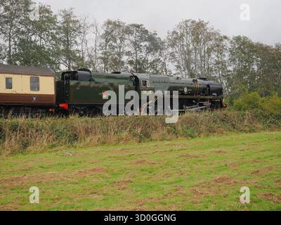 Teynham, Kent, Royaume-Uni. 23 octobre 2025. Le train à vapeur Clan Line a vu passer Teynham dans le Kent en route vers Douvres cet après-midi malgré les vents violents de la tempête Benjamin. Crédit : James Bell/Alamy Live News Banque D'Images