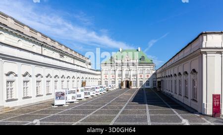 Varsovie, Pologne, 15.08.20. Le palais au toit de cuivre (polonais : Palac Pod Blacha), palais du XVIIIe siècle à Varsovie, Pologne avec toit vert. Banque D'Images