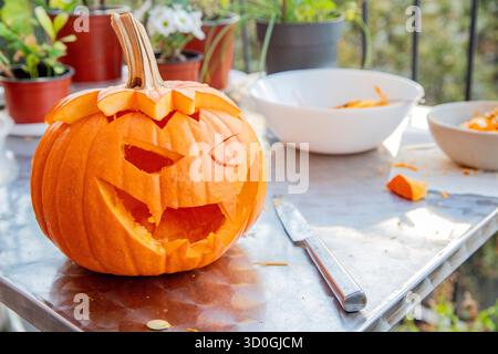 Bricolage Halloween citrouille artisanale avec les yeux et la bouche sculptés Banque D'Images