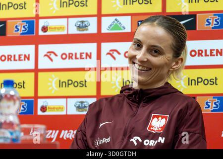 Gdansk, Poméranie, Pologne. 23 octobre 2025. Ewelina Kamczyk répond aux questions des journalistes lors d'une conférence de presse avant le match amical de la Pologne contre les pays-Bas dans le football féminin. (Crédit image : © Marek Ladzinski/ZUMA Press Wire) USAGE ÉDITORIAL SEULEMENT ! Non destiné à UN USAGE commercial ! Banque D'Images