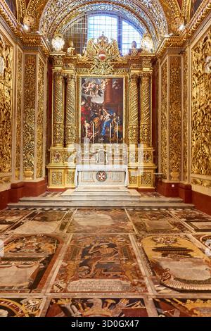 Intérieur orné d'or de la cathédrale avec grand autel, plafond Fresco et riche décoration baroque de la co-cathédrale Saint-Jean de Malte Banque D'Images