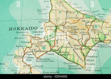 L'image est une carte topographique de style vintage de Hokkaido, une île avec divers reliefs et caractéristiques géographiques telles que des montagnes, des villes, Banque D'Images