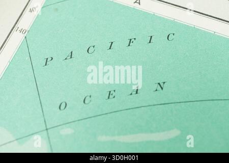 Une carte du monde antique en gros plan se concentre sur l'océan Pacifique, représentant l'Amérique du Nord, l'Australie, diverses îles, l'archipel du Japon, la Nouvelle-Zélande et la géo Banque D'Images