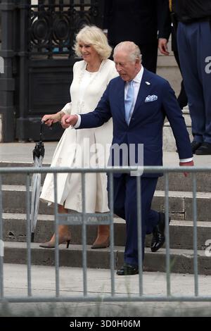 Basilique de Saint Paul, Italie. 20 octobre 2025. ROME, Italie, 23 octobre 2025 : sa Majesté le roi Charles III d'Angleterre et la reine Camilla quittent la basilique et saluent la foule après avoir visité la basilique de Saint Paul hors des murs. Crédit : Agence photo indépendante/Alamy Live News Banque D'Images
