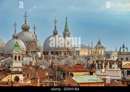 St Marc campanile ou clocher et les dômes byzantins de la basilique Saint Marc, Venise Italie Banque D'Images