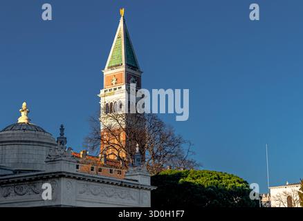 Campanile de St Marc ou Campanile, l'un des symboles les plus reconnaissables de la ville et la plus haute structure de la ville de Venise, en Italie Banque D'Images