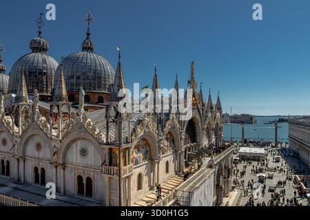 Les dômes byzantins de la basilique Saint-Marc, vus de la tour de l'horloge sur le côté nord de la Piazza San Marco, Venise, Italie Banque D'Images