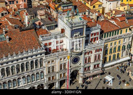 La Tour de l'horloge de Venise, Torre dell Orologio vu du haut du Campanil de St Marc ou clocher à Venise, Italie Banque D'Images
