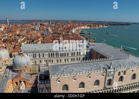 Une vue sur le toit du palais des Doges et les dômes de la basilique Saint-Marc vers les bâtiments du sestiere Castello de Venise, Italie Banque D'Images
