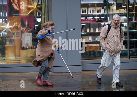Les Londoniens négocient des vents forts de la tempête Benjamin dans la ville de Londres, le quartier financier de la capitale, le 23 octobre 2025, à Londres, en Angleterre. Benjamin a causé des pannes de courant dans l'est de l'Angleterre après que le met Office a émis un avertissement météorologique, estimant la vitesse du vent jusqu'à 70 mph (113 km/h). Banque D'Images