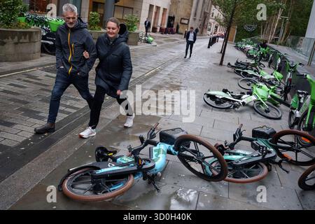 Les Londoniens négocient des vents forts de la tempête Benjamin dans la ville de Londres, le quartier financier de la capitale, le 23 octobre 2025, à Londres, en Angleterre. Benjamin a causé des pannes de courant dans l'est de l'Angleterre après que le met Office a émis un avertissement météorologique, estimant la vitesse du vent jusqu'à 70 mph (113 km/h). Banque D'Images