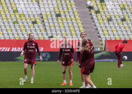 Gdansk, Poméranie, Pologne. 23 octobre 2025. Joueurs pendant l'échauffement. Séance d'entraînement officielle de l'équipe nationale polonaise de football féminin au Polsat plus Arena de Gdansk avant le match amical de demain contre les pays-Bas. (Crédit image : © Marek Ladzinski/ZUMA Press Wire) USAGE ÉDITORIAL SEULEMENT ! Non destiné à UN USAGE commercial ! Banque D'Images