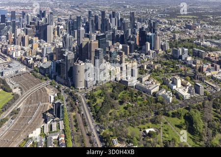 Vue aérienne du paysage urbain animé et des espaces verts sereins des jardins Fitzroy, un contraste vibrant au cœur de la ville, Melbourne, Victoria, Australie. Banque D'Images