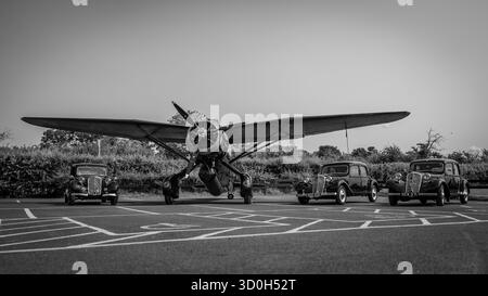 1938 Westland Lysander Mk.III & 3 Citroën traction avant exposés au Shuttleworth Military Airshow qui s'est tenu le 31 mai 2025. Banque D'Images