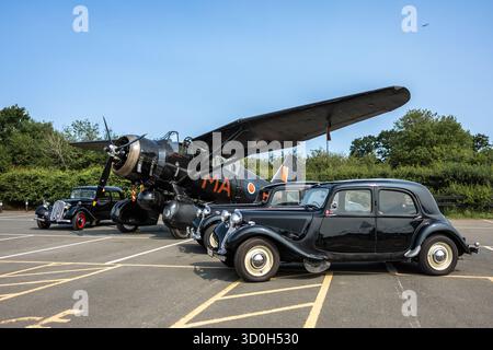 1938 Westland Lysander Mk.III & 3 Citroën traction avant exposés au Shuttleworth Military Airshow qui s'est tenu le 31 mai 2025. Banque D'Images