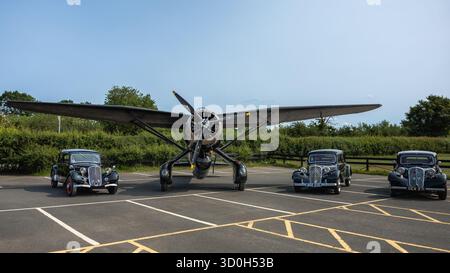 1938 Westland Lysander Mk.III & 3 Citroën traction avant exposés au Shuttleworth Military Airshow qui s'est tenu le 31 mai 2025. Banque D'Images