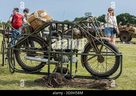 Moto Royal Enfield WD/RE « Flying Flea » exposée au Shuttleworth Military Airshow qui s’est tenu le 31 mai 2025. Banque D'Images