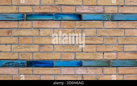 Mur d'un ancien bâtiment en briques avec mosaïques bleues, Paris, France Banque D'Images