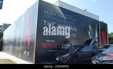 Los Angeles, Californie, USA 22 octobre 2025 Keira Knightley la femme dans Cabin 10 Billboard sur la Cienega Blvd le 22 octobre 2025 à Los Angeles, Californie, USA. Photo de Barry King/Alamy Stock photo Banque D'Images