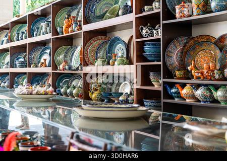 Samarkand, Ouzbékistan-13 août 2023 : objets en céramique colorés exposés au bazar Siyob à Samarkand par une journée ensoleillée Banque D'Images